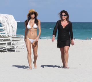 Bethenny Frankel feet photo thumbnail