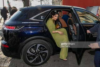 Sonam Kapoor feet photo thumbnail
