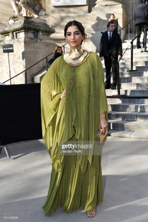 Sonam Kapoor feet photo thumbnail