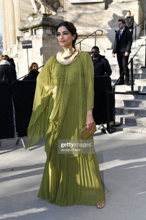 Sonam Kapoor feet photo thumbnail