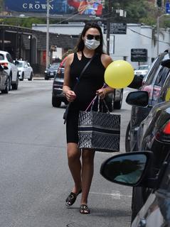 Gal Gadot feet photo thumbnail