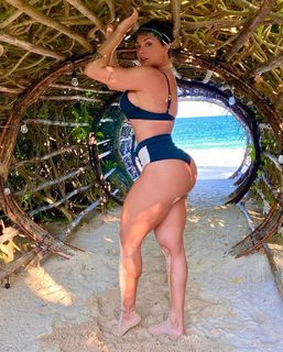 Juliana Salimeni feet photo thumbnail