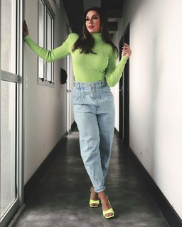 Juliana Salimeni feet photo thumbnail