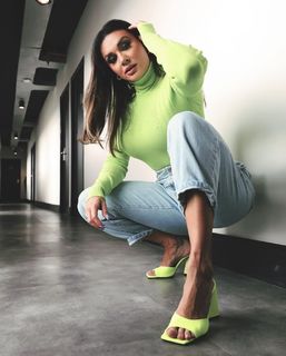Juliana Salimeni feet photo thumbnail