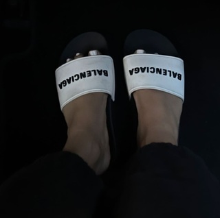 Adrienne Houghton feet photo thumbnail