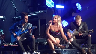 Kelsea Ballerini feet photo thumbnail