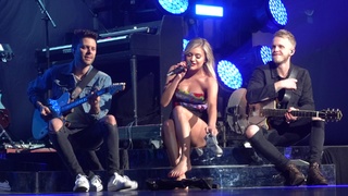 Kelsea Ballerini feet photo thumbnail