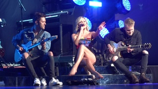 Kelsea Ballerini feet photo thumbnail