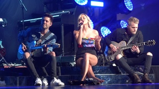Kelsea Ballerini feet photo thumbnail
