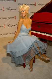 Christina Aguilera feet photo thumbnail