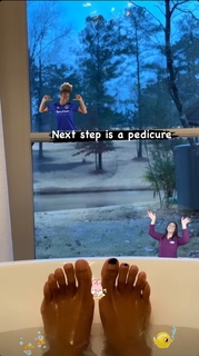 Zoe Saldana feet photo thumbnail