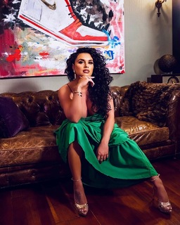 Joy Taylor feet photo thumbnail