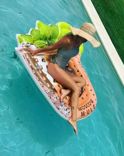 Nicole Neumann feet photo thumbnail