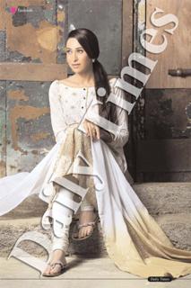 Karisma Kapoor feet photo thumbnail