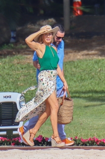 Jennifer Aniston feet photo thumbnail