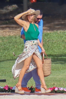 Jennifer Aniston feet photo thumbnail