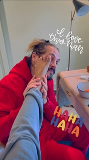 Zoe Saldana feet photo thumbnail