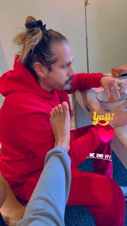 Zoe Saldana feet photo thumbnail