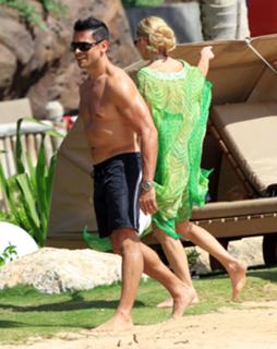 Kelly Ripa feet photo thumbnail