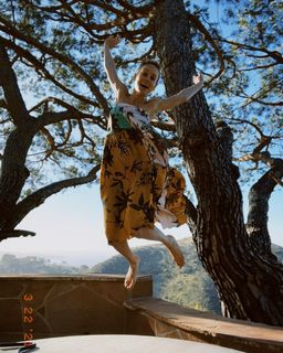 Brie Larson feet photo thumbnail