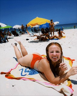 Larissa Manoela feet photo thumbnail