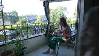 Stephanie Courtney feet photo 1