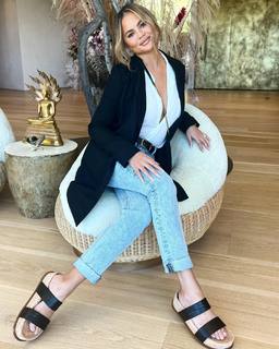 Chrissy Teigen feet photo thumbnail