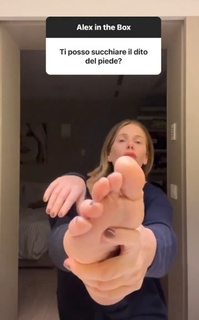 Alessia Marcuzzi feet photo thumbnail