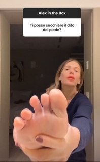 Alessia Marcuzzi feet photo thumbnail