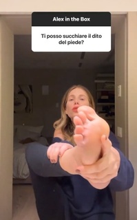 Alessia Marcuzzi feet photo thumbnail