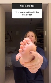 Alessia Marcuzzi feet photo thumbnail