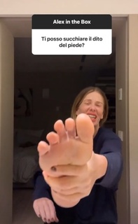 Alessia Marcuzzi feet photo thumbnail