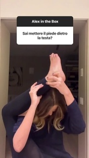 Alessia Marcuzzi feet photo thumbnail
