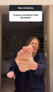 Alessia Marcuzzi feet photo thumbnail