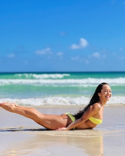 Kino MacGregor feet photo thumbnail