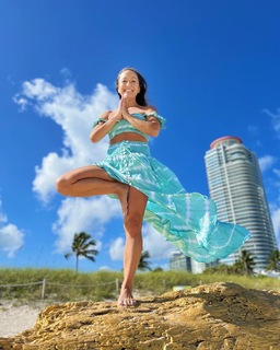 Kino MacGregor feet photo thumbnail