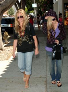 Avril Lavigne feet photo thumbnail