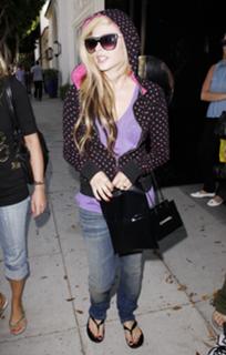 Avril Lavigne feet photo thumbnail
