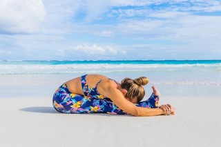 Kino MacGregor feet photo thumbnail