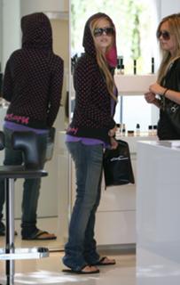 Avril Lavigne feet photo thumbnail