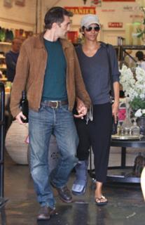 Halle Berry feet photo thumbnail