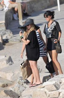 Avril Lavigne feet photo thumbnail