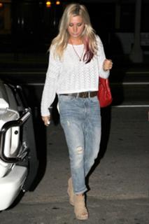 Ashley Tisdale feet photo thumbnail