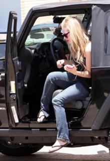 Avril Lavigne feet photo thumbnail