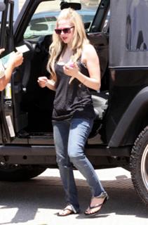 Avril Lavigne feet photo thumbnail