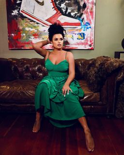 Joy Taylor feet photo thumbnail