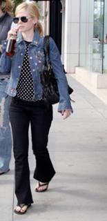 Avril Lavigne feet photo thumbnail