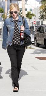 Avril Lavigne feet photo thumbnail