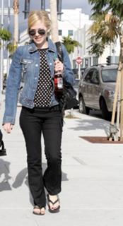 Avril Lavigne feet photo thumbnail