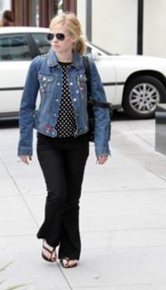 Avril Lavigne feet photo thumbnail